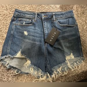 Risen denim shorts